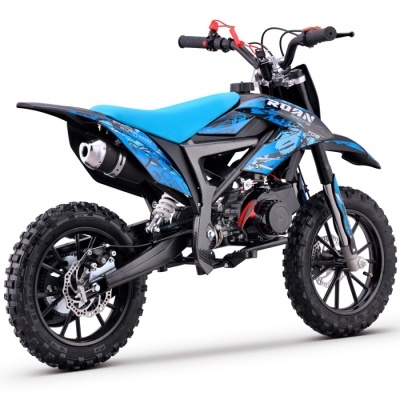 Moto de corrida infantil azul e preta com pneus de cravos