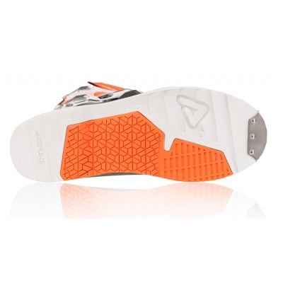 Sola branca de sapatilha com detalhes laranja, textura geométrica, placa metálica na ponta e texto ACERBIS