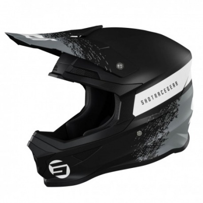capacete motocross preto com detalhes cinzentos e brancos e texto 'SHOTRACEGEAR'
