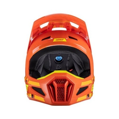 Capacete laranja de motocross com detalhes amarelos e pretos, vista frontal