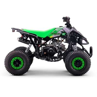 Quadriciclo verde e preto com pneus de tracção em fundo branco