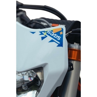 Parte frontal branca de mota com autocolante azul SKAGO e luz dianteira