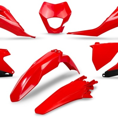 Peças de plástico vermelho para moto sobre fundo branco