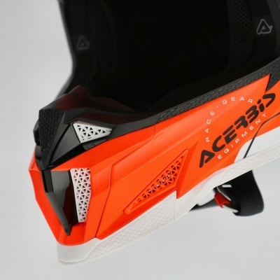 Capacete de motocross laranja com detalhes em preto e branco e texto Acerbis
