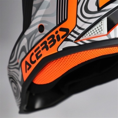 Capacete de motocross preto, cinzento e laranja com texto Acerbis