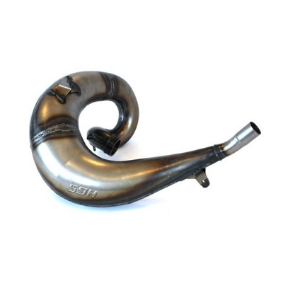 Escape de moto metálico prateado com formato curvo e gravação SSH