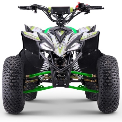 Quad ATV com cores preto, cinza e verde visto de frente