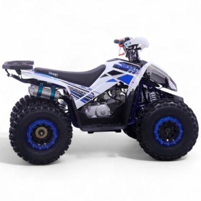Quad branco com detalhes azuis e pretos, pneus grandes e rodas azuis