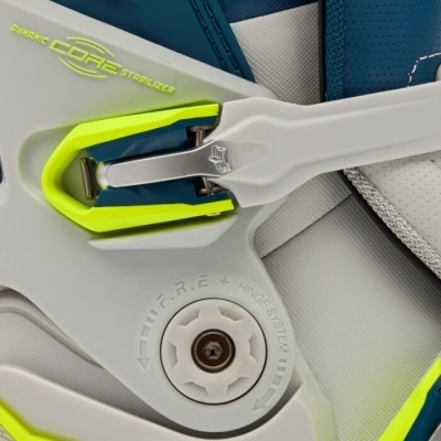 Zona de patins com detalhes em branco, azul e amarelo-neon com texto visível