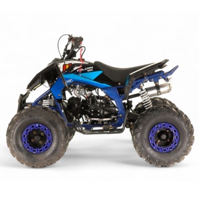 Quad azul e preto com pneus grandes e detalhes em azul vivo