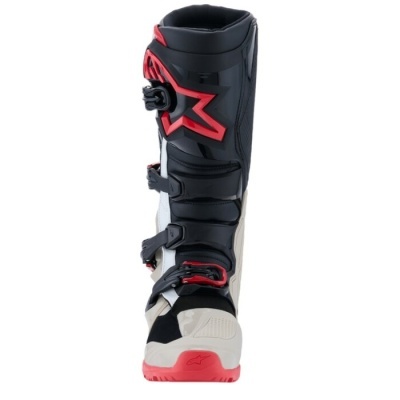 Bota de motocross preta, branca e vermelha com fechos de fivela e logo visível.