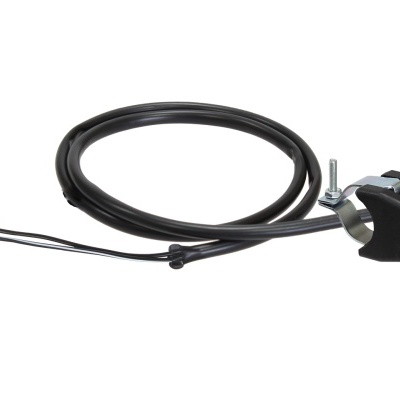 Interruptor elétrico com botão vermelho e cabo preto com conector