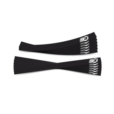 Tiras negras com logo S3 branco em ambas extremidades sobre fundo branco