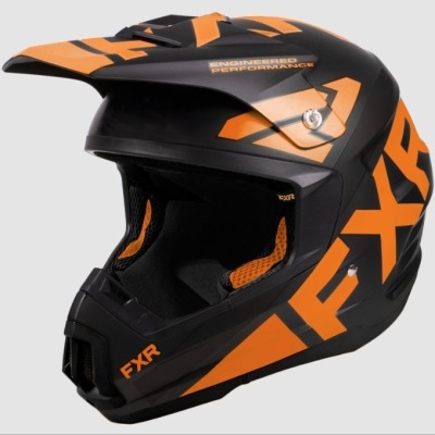 Capacete motocross preto e laranja com texto FXR e ENGINEERED PERFORMANCE