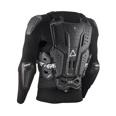 Equipamento de proteção corporal preto com placas rígidas e o texto LEATT 6.5