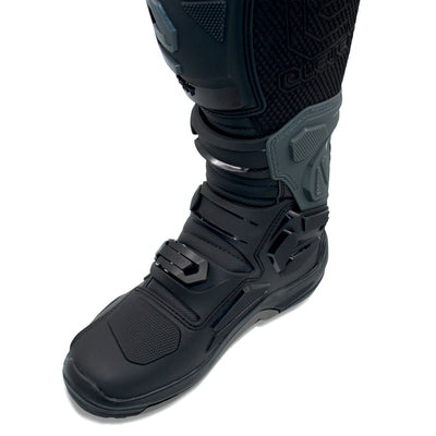 Bota preta de motociclismo com fivelas e proteção rígida