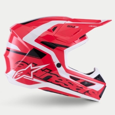 Capacete integral motocross vermelho, branco e preto com texto SM7 e Alpinestars