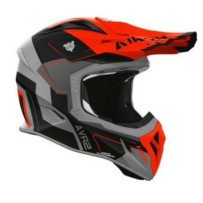 Capacete motocross cinza, preto e vermelho com visor e texto AVR2 AIROH