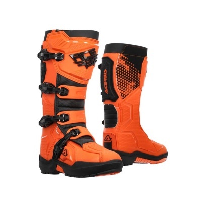 Par de botas de motocross laranja e preto com presilhas ajustáveis