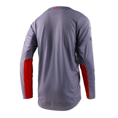 Camisola desportiva cinza com detalhes vermelhos nas mangas vista de costas