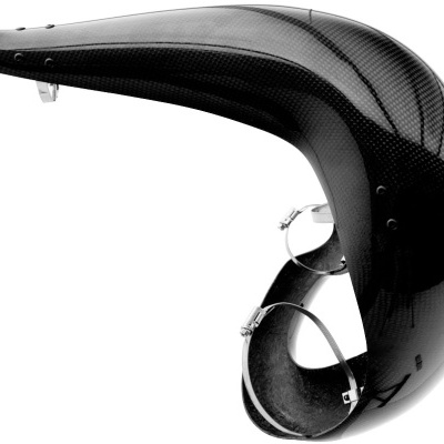 Gargantilha em carbono preto com fechos metálicos