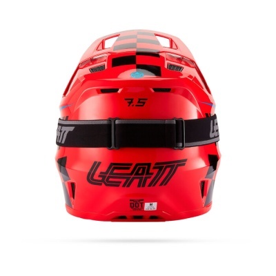 Capacete vermelho de motocross vista traseira com texto LEATT e faixa preta ajustável