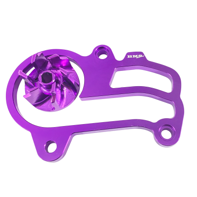 Peça mecânica metálica roxa com hélice e três furos de fixação