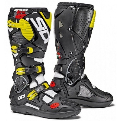 Botas de motocross SIDI pretas, brancas, amarelas e vermelhas com fechos ajustáveis.