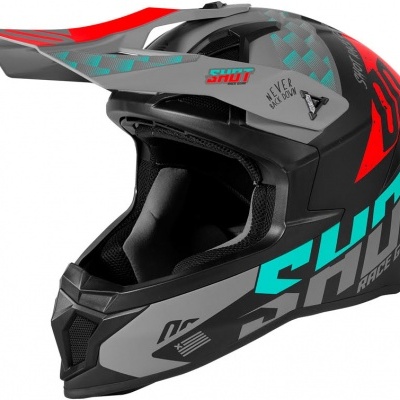 Capacete de motocross preto com detalhes cinza, vermelho e azul-turquesa e texto estampado
