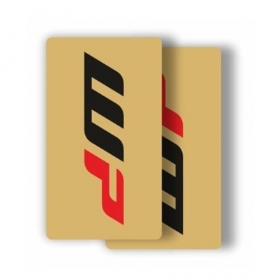 Cartas retangulares bege com logótipo preto e vermelho