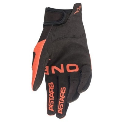 Luva desportiva preta e laranja com texto alaranjado