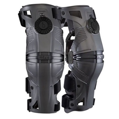 Joelhos com joelheiras de proteção pretas ajustáveis