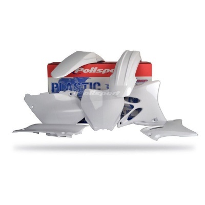 Peças plásticas brancas para moto com embalagem Polisport ao fundo