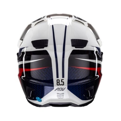 Capacete de motociclismo branco, preto, vermelho e azul visto de trás