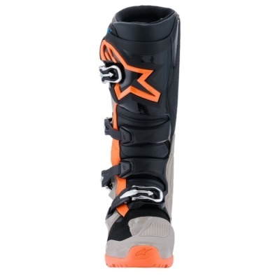 Bota de motocross preta, laranja e cinza com três fivelas