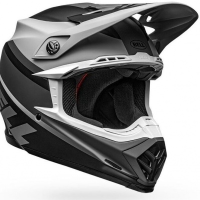 Capacete de motocross preto e branco com viseira ajustável e acolchoamento interior