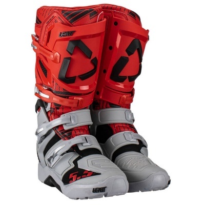 Botas de motocross vermelhas, cinza e pretas com fechos ajustáveis e detalhes em preto.