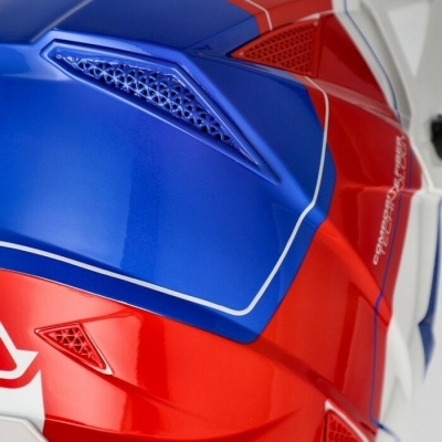 Capacete desportivo vermelho, azul e branco com detalhes triangulares e texto COMPETITION 2.0