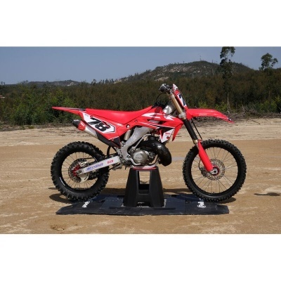 Moto de motocross vermelha número 78 em terreno seco