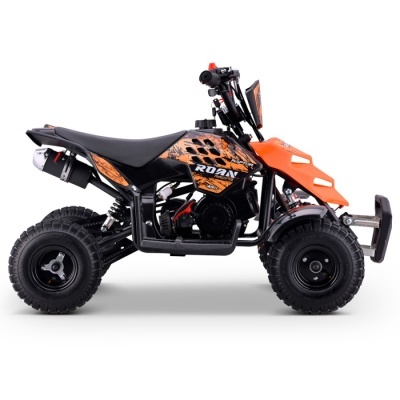 Mini quadriciclo infantil preto e laranja com motor visível e rodas off-road