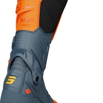 Bota de mota cinzenta, laranja e preta com texto SHOT e D3O PROTECTED
