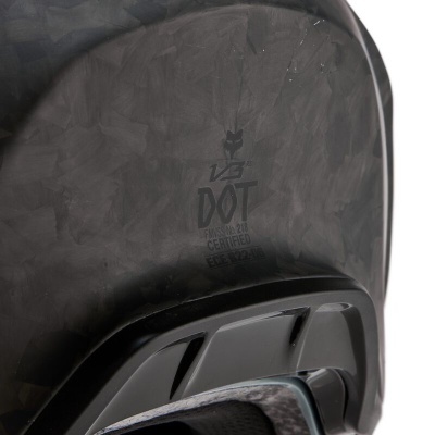 Capacete preto fosco com textura, texto DOT CERTIFIED e símbolo de raposa