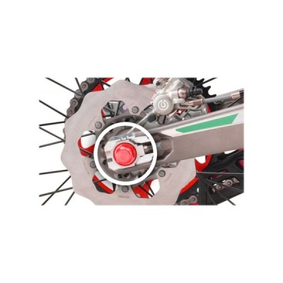 Roda traseira de bicicleta com travão a disco e componentes metálicos