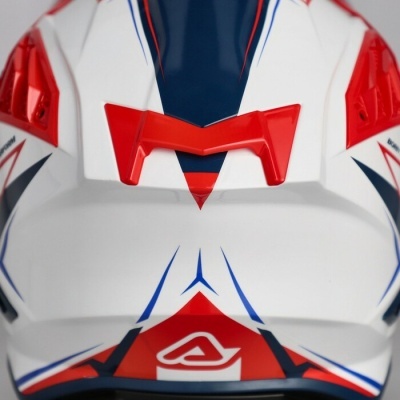 Capacete desportivo branco com detalhes azul e vermelho e símbolo frontal