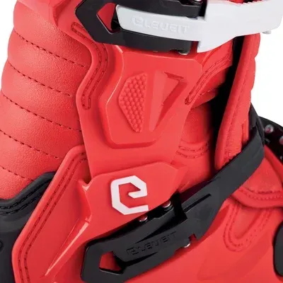 Ténis desportivo vermelho com fechos de plástico preto e branco e textura acolchoada