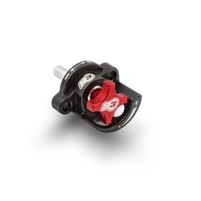 Peça mecânica preta e vermelha sobre fundo branco