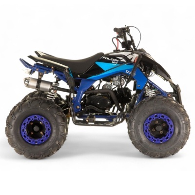 Quad preto e azul com jantes azuis em fundo branco