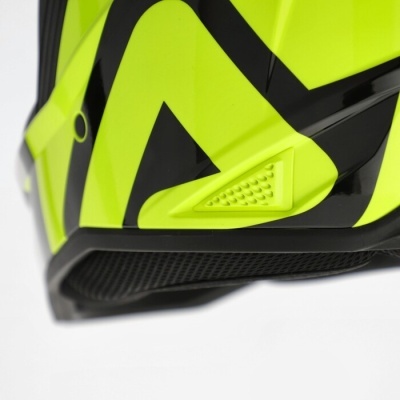 Parte frontal de capacete amarelo neón e preto com texturas e grade preta