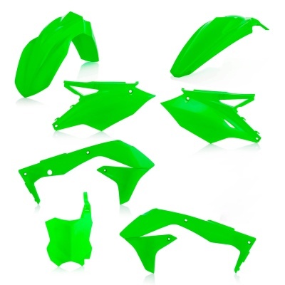 Peças plásticas verdes para motocicleta sobre fundo branco