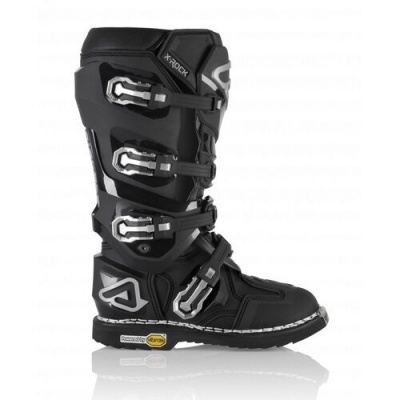 Bota de motocross preta com fivelas metálicas e detalhes em branco e cinza